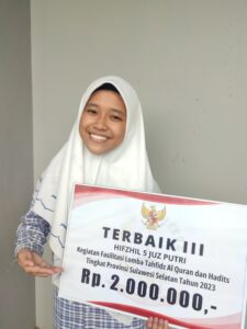 Read more about the article KABAR PRESTASI : Siswa MTs Putri Al-Imam Ashim Gowa Raih Juara 3 Hifdzil 5 Juz Putri di Lomba Tahfidz Al-Qur’an dan Hadist Tingkat Sulsel