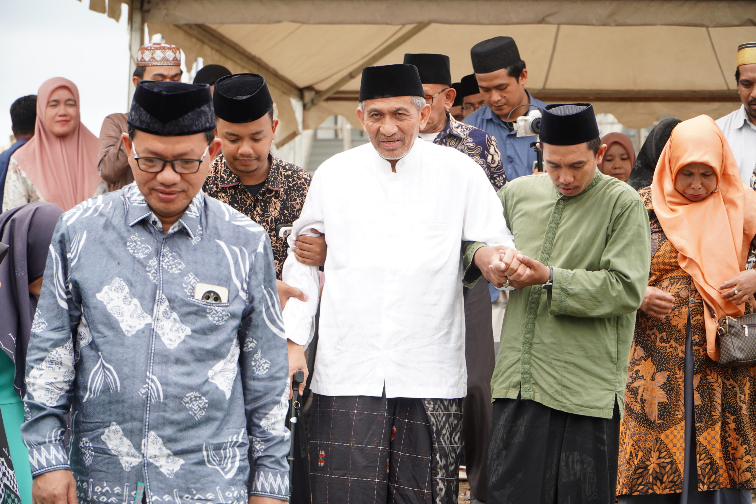 Read more about the article Momen Bersejarah: Peletakan Batu Pertama Asrama Santriwati PPTQ Al-Imam Ashim Putri Kampus Mawang oleh Al-Walid KH. Ahsin Sakho Muhammad, Lc.,MA.