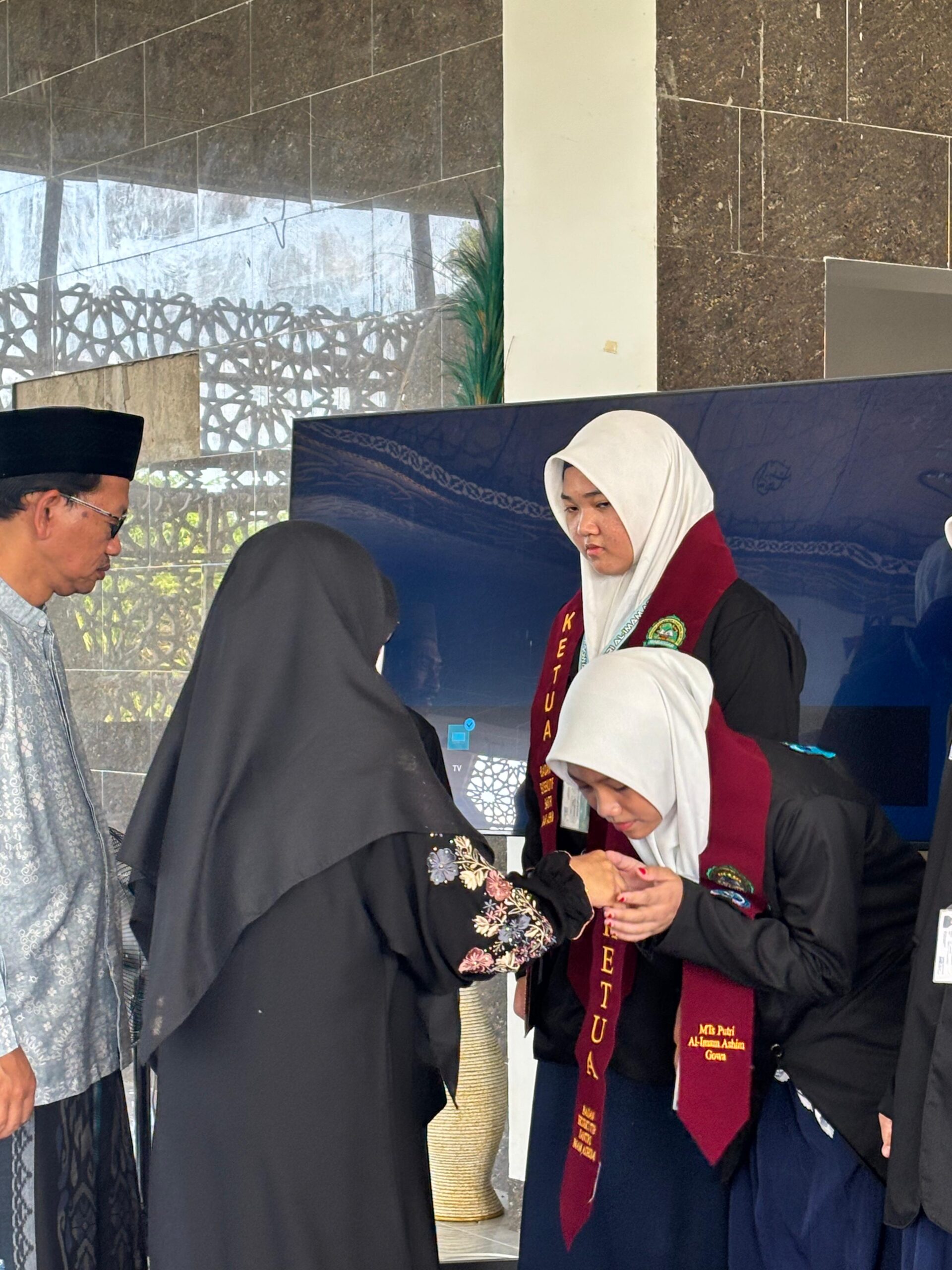 Read more about the article Tasyakuran Binnazhar dan Pelantikan Pengurus BESIM: Menyiapkan Generasi Pemimpin MTs Putri Al-Imam Ashim Gowa Tahun Pelajaran 2025/2026