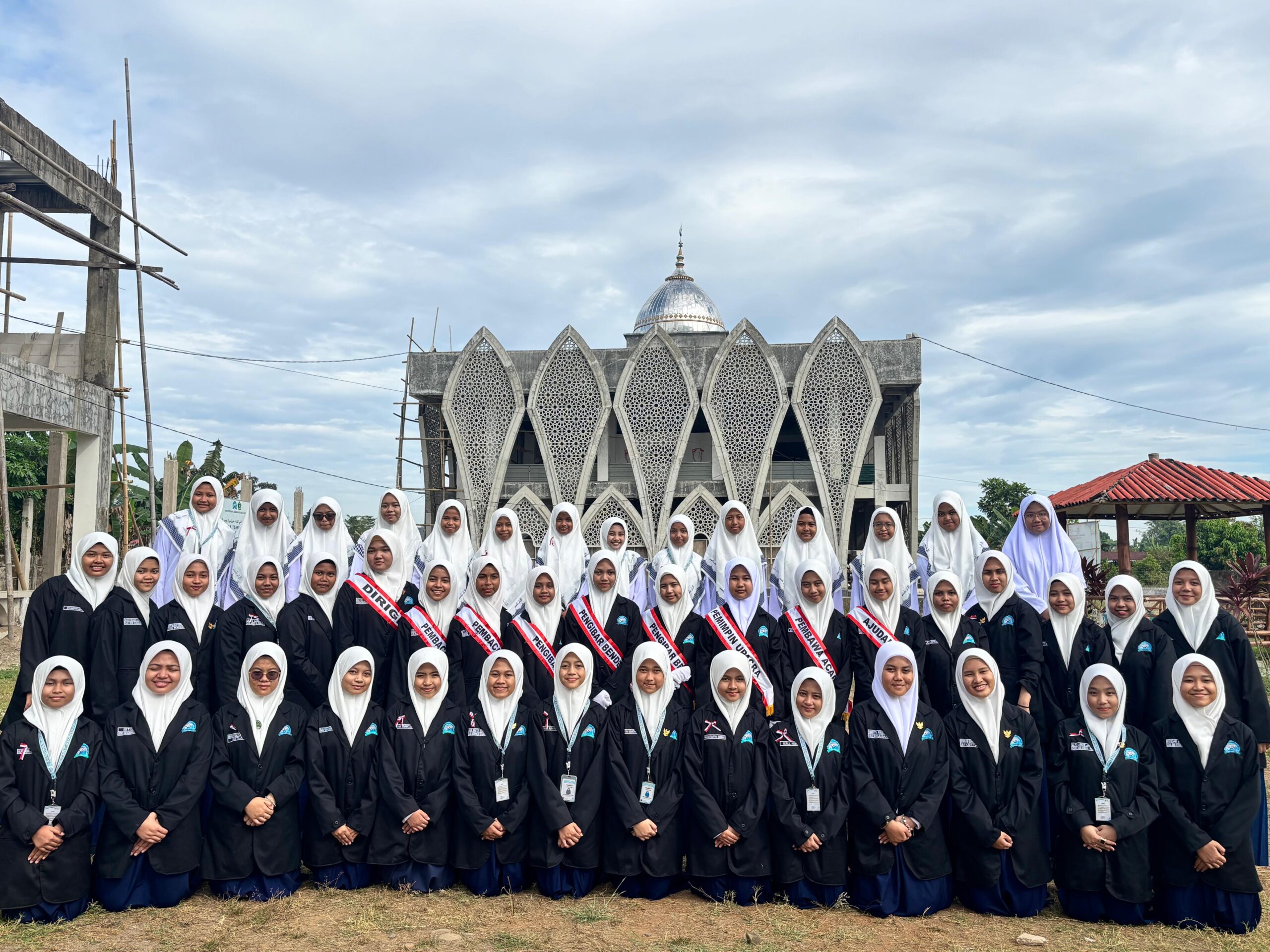 Read more about the article Ceria dan Bermakna, Peringatan HUT RI Ke-80 di MTs Putri Al-Imam Ashim Gowa Dirangkaikan Beragam Lomba