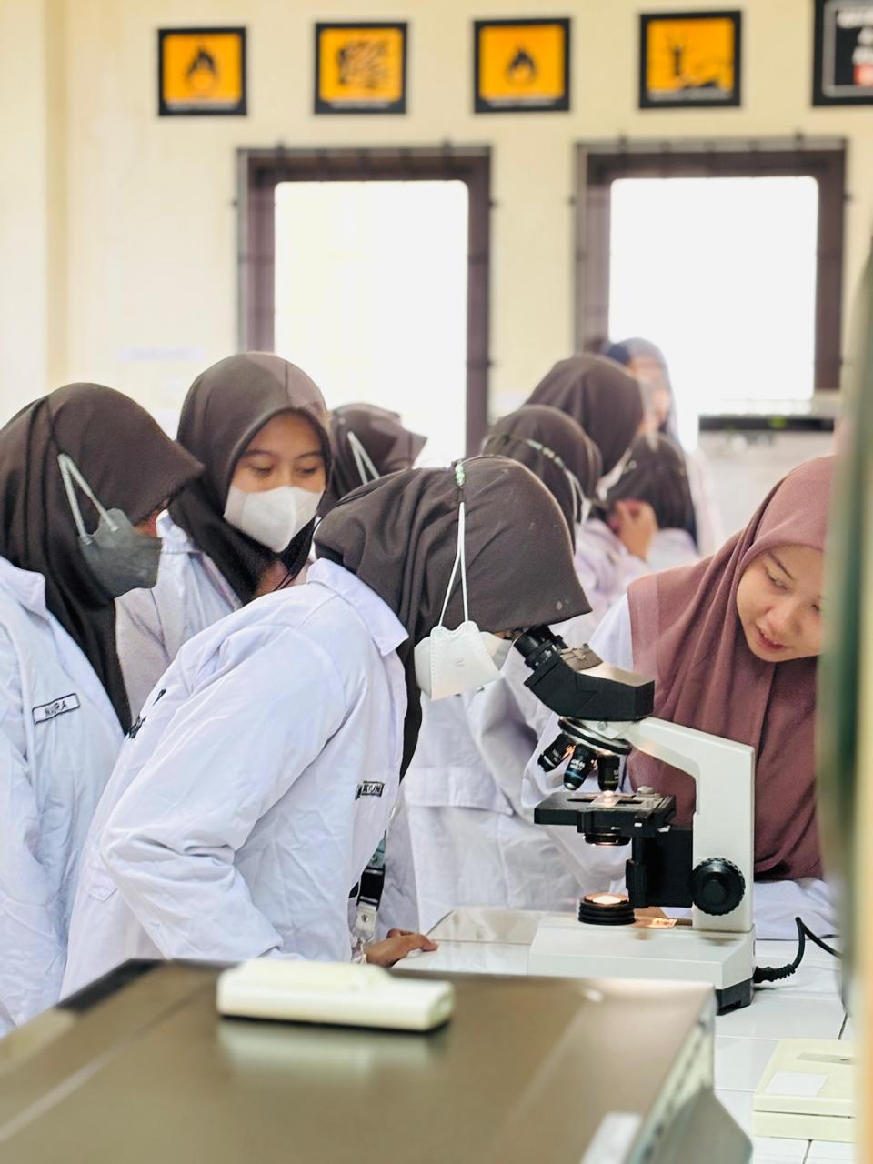 Read more about the article Kunjungan Laboratorium Sebagai Langkah Awal Kerjasama MTs Putri Al-Imam Ashim Gowa dengan Fakultas Saintek UIN Alauddin Makassar