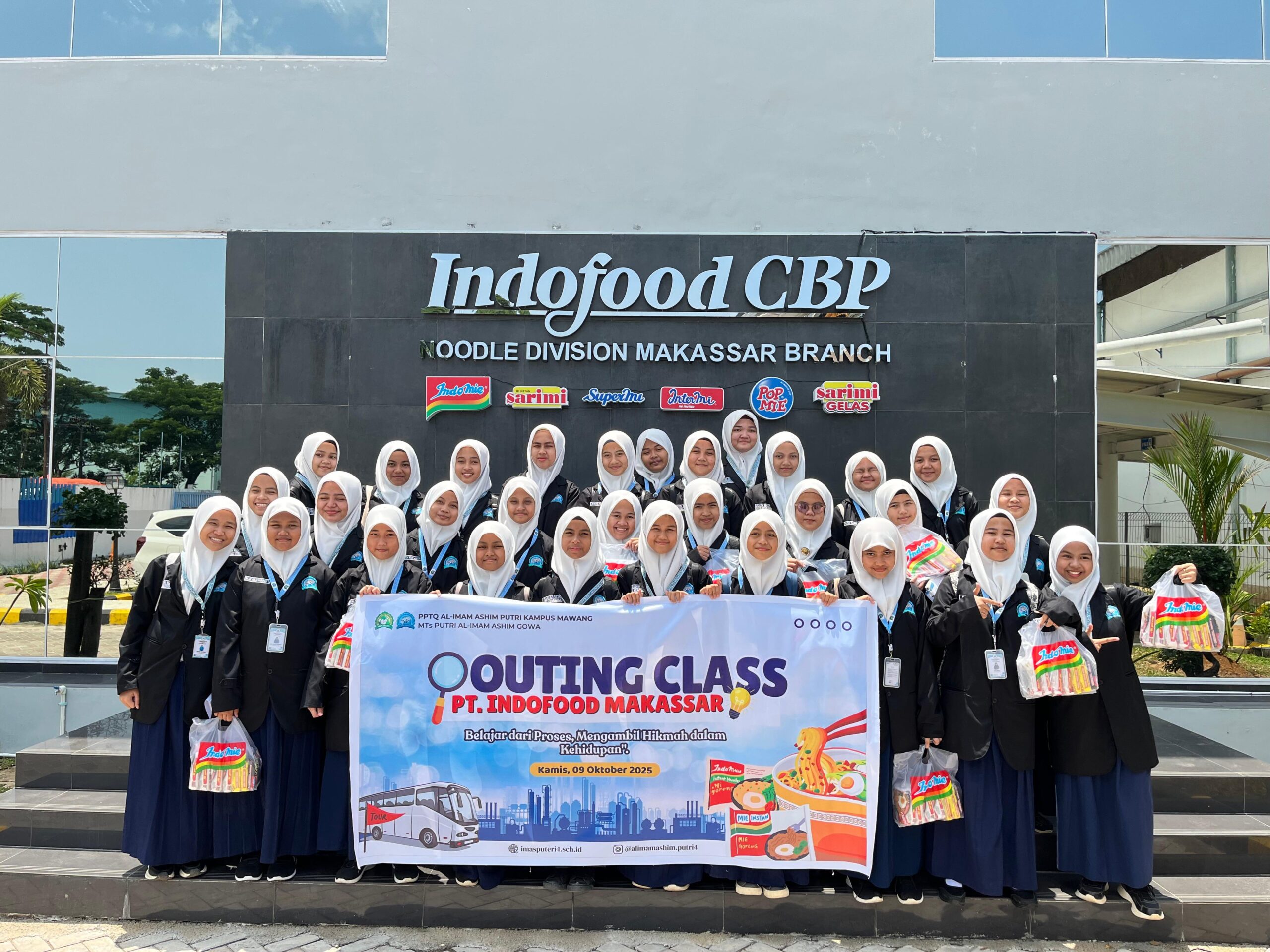 Read more about the article Outing Class MTs Putri Al-Imam Ashim Gowa: Menyelami Proses Pembuatan dan Distribusi Produk Mie di PT Indofood Makassar